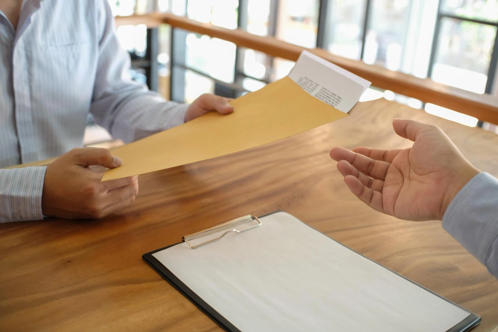 Perlukah Surat Penawaran Kerja Dibubuhkan Tanda Tangan?